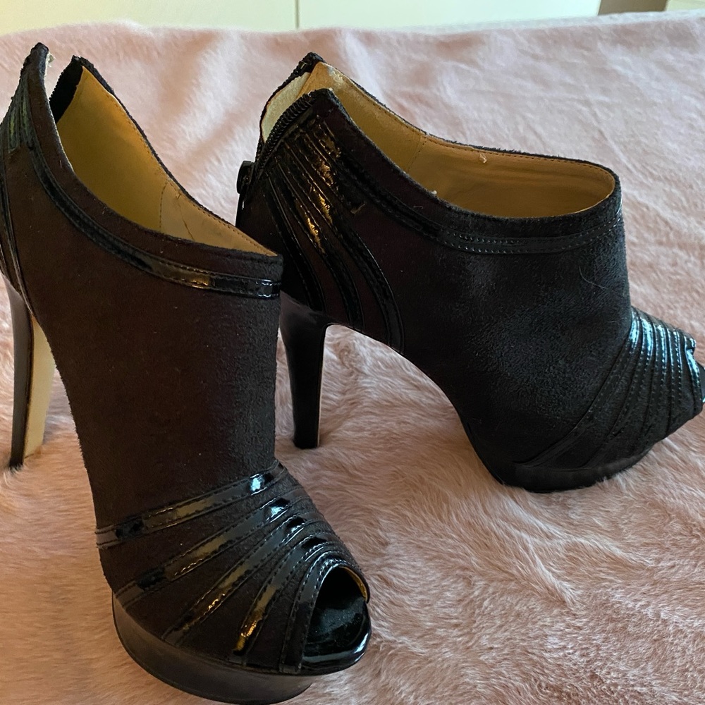 Beautiful black boot style shoes Size 7